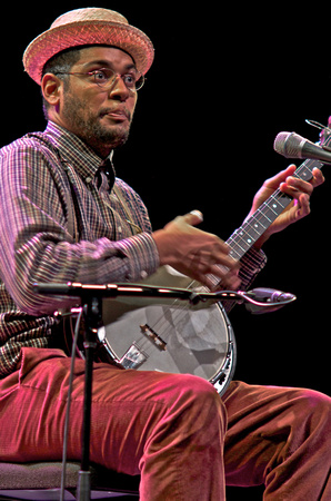 Dom Flemons playing banjo.