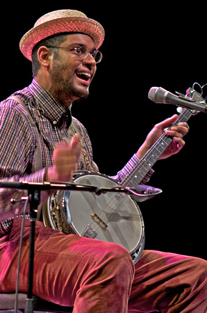 Dom Flemons playing the banjo.